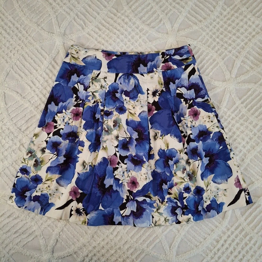 White House Black Market Women's Size 8 Floral Pleated Skirt Blue White Pockets